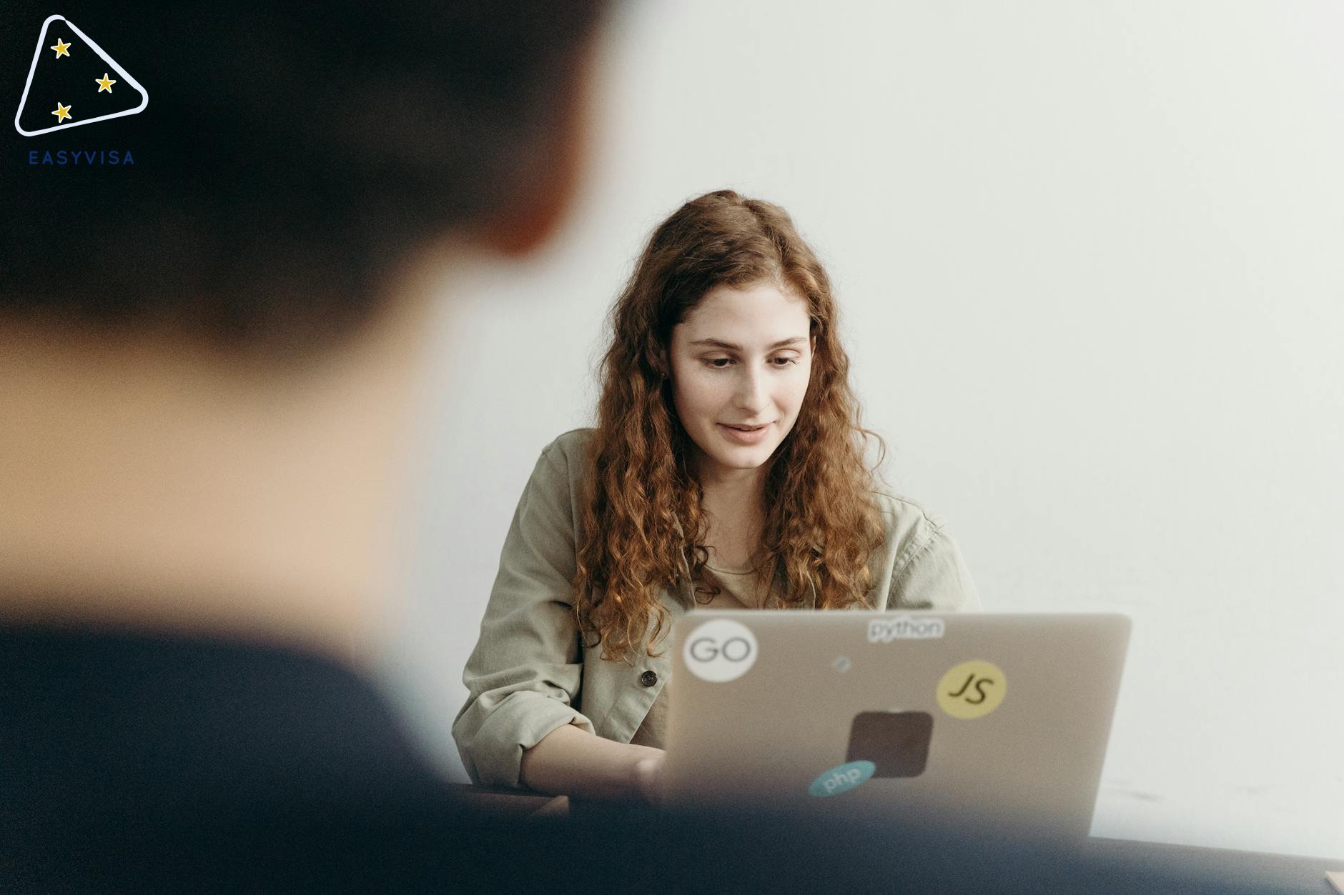 Gặp gỡ John Wort Hannam: Nghệ sĩ mới nhất trong chương trình Nghệ sĩ lưu trú của Alberta!